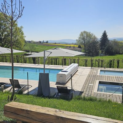 Vue de la piscine et la terrasse