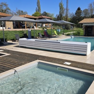 Vue de la piscine et du jacuzzi